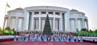 Фоторепотраж: В Туркменистане зажглись огни на Главной ёлке страны