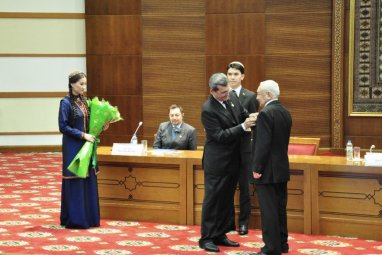 Президент Туркменистана отметил заслуги опытных дипломатов знаком отличия