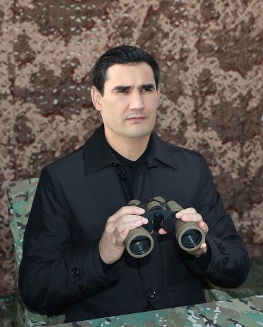 Сердар Бердымухамедов проинспектировал военные учения ВС Туркменистана