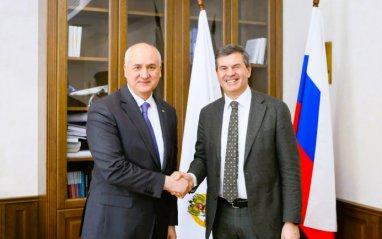 Moskova'da, Türkmenistan’ın Rusya Büyükelçisi ile Rusya Ulusal Ekonomi Akademisi Rektörü arasında bir toplantı düzenlendi