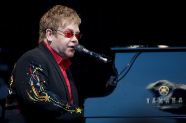 Элтон Джон дал прощальный концерт на рок-фестивале в Гластонбери
