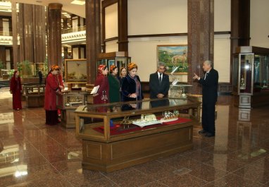 В Государственном музее Туркменистана открылась экспозиция, посвященная Дню независимости 