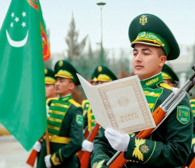 В Туркменистане отмечается День защитника Отечества