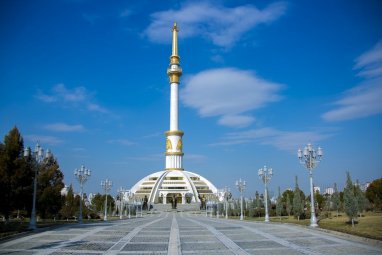 Орбан возложил венок к Монументу независимости Туркменистана и посадил дерево на Аллее почётных гостей