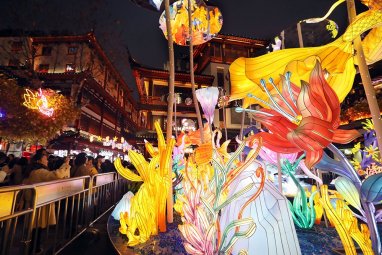 В преддверии китайского нового года в Шанхае проходит фестиваль бумажных фонарей
