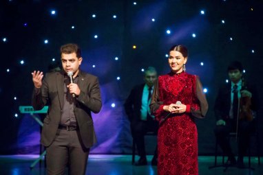 Артисты Национального музыкально-драматического театра в Ашхабаде дали праздничный концерт