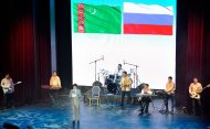 Performance of Turkmen pop stars in Moscow