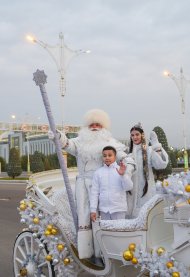 Türkmenistanyň Täze ýyl arçasynda dabaraly ýagdaýda çyralar ýakyldy