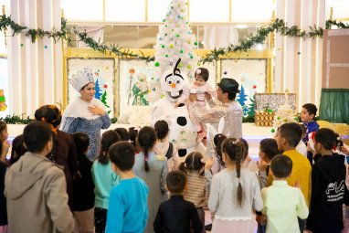 В Туркменском государственном театре кукол идут новогодние постановки