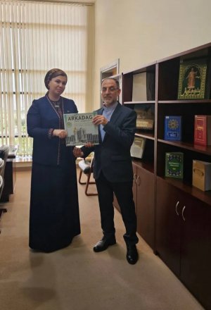 Iranian diplomat donates valuable publications to State Library of Turkmenistan