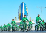 Фоторепортаж: Президент Туркменистана открыл монумент «Велосипед» и принял участие в массовом велопробеге