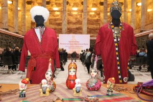 Russiýanyň etnografiýa muzeýine türkmen milli lybaslary sowgat beriler