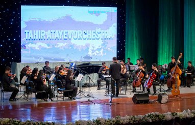 В Ашхабаде прошел концерт оркестра Тахира Атаева «Вокруг света за 80 минут»