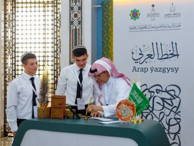 Aşkabat Müzesi'nde Suudi Arabistan Büyükelçiliği'nin sergisi açıldı