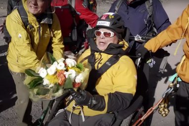 90-летний японский альпинист покорил Фудзи в инвалидной коляске
