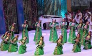 Fotoreportaž: Türkmenistanly sungat işgärlerine hormatly atlaryň şahadatnamalary gowşuryldy