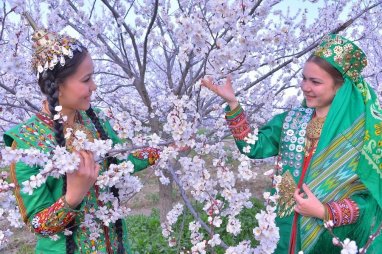 В Туркменистане стартовал молодежный творческий конкурс, посвященный празднику весны
