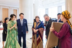 Жена Президента Республики Корея познакомилась с туркменской культурой