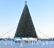 Фоторепортаж: в Туркменистане зажгли огни Главной новогодней ёлки страны