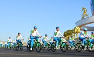 Photoreport: President of Turkmenistan unveils Bicycle monument and takes part in mass bike ride
