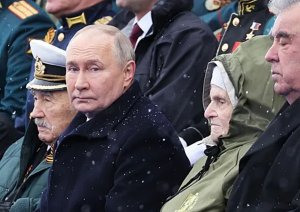 Ýeňiş paradynda Putiniň ýanynda oturanlaryň kimlerdigi belli boldy