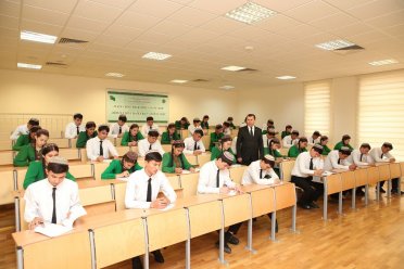 В ТГУ определили лучших знатоков истории Туркменистана среди старшеклассников