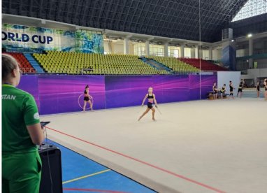 Ýaş gimnastikaçylar halkara ýaryşyň öňüsyrasynda Daşkentde türgenleşik geçdiler