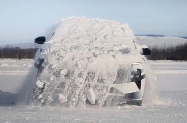 An electric car that can shed snow like a dog has been unveiled in China.