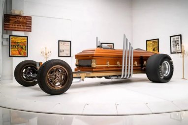Автомобиль в виде гроба на колесах продали на аукционе за 28 750 долларов