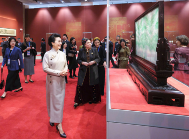 Супруга Национального Лидера туркменского народа посетила Пекинский художественный музей