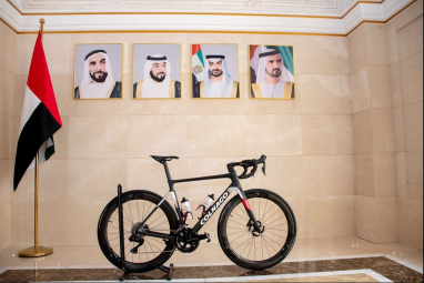 Президенту Туркменистана преподнесен в дар велосипед велокоманды Team Emirates