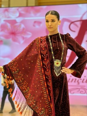 Ателье Bahar представило новую коллекцию платьев на показе мод в Экспоцентре ТППТ