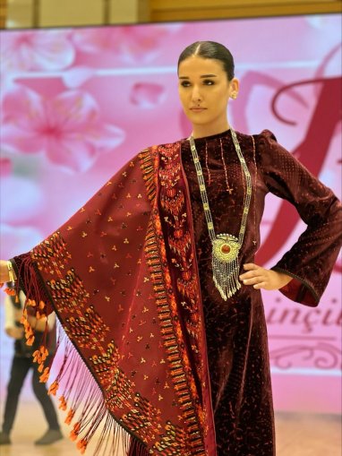 Ателье Bahar представил новую коллекцию платьев на показе мод в Экспоцентре ТППТ