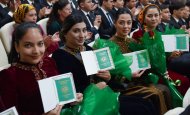 Фоторепортаж с торжественного вручения паспортов новым гражданам Туркменистана