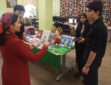Туркменские студенты в Москве приняли участие в выставке к Международному дню родного языка