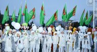Фоторепотраж: В Туркменистане зажглись огни на Главной ёлке страны