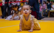 KidsExpo: марафон по быстрому ползанию среди малышей