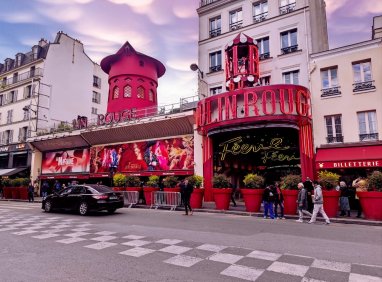 Moulin Rouge kabare değirmeninin pervaneleri düştü