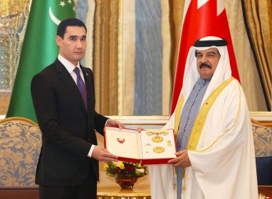 Сердару Бердымухамедову вручена высшая награда Королевства Бахрейн