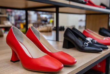 IE Röwşen produces a variety of elegant shoes for women