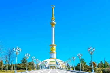Сердар Бердымухамедов возложил цветы к Монументу независимости Туркменистана