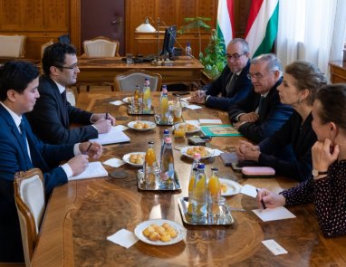 Посол Туркменистана обсудил двустороннее сотрудничество с венгерскими официальными лицами