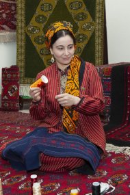 Türkmen halysynyň milli muzeýinda halyçylaryň arasyndaky bäsleşik