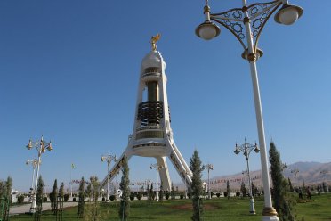 Türkmenistan'ın tarafsızlığının 30. yıl dönümü şerefine, jübile madalyası ve hatıra rozeti oluşturulacak