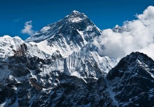 Everest dahil, üç Himalayalar zirvesinden bu yıl içinde 11 ton çöp, dört ceset ve bir iskelet toplandı