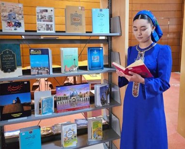 Türkmenistan Devlet Kütüphanesi'nde, İran kültürünü anlatan kitap sergisi açıldı