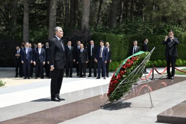 Гурбангулы Бердымухамедов почтил память Гейдара Алиева в ходе визита в Азербайджан
