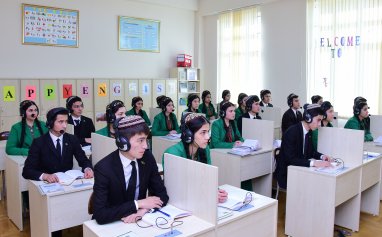 Туркменский вуз провел олимпиаду по французскому языку среди школьников
