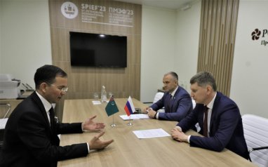 Министр финансов и экономики Туркменистана встретился с министром экономического развития РФ на полях ПМЭФ-2023