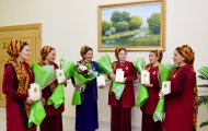 Fotoreportaž: Türkmenistanda köp çagaly enelere «Ene mähri» diýen adyň gowşurylyş dabarasy boldy